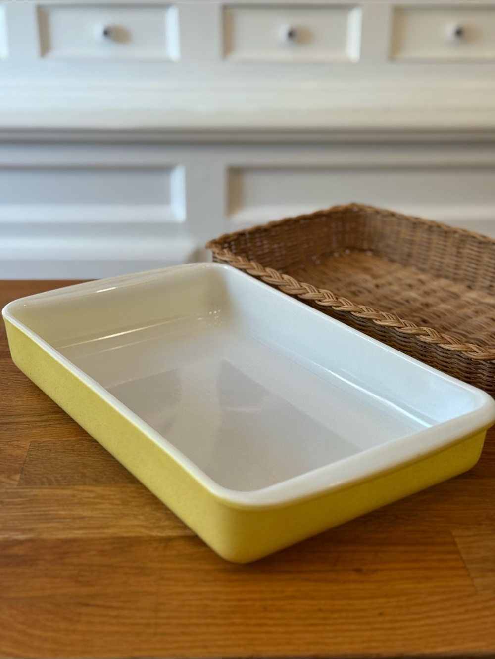 🌾 Vintage Pyrex “Desert Dawn” Yellow Speckled Lasagna Dish + Woven Rattan Tray